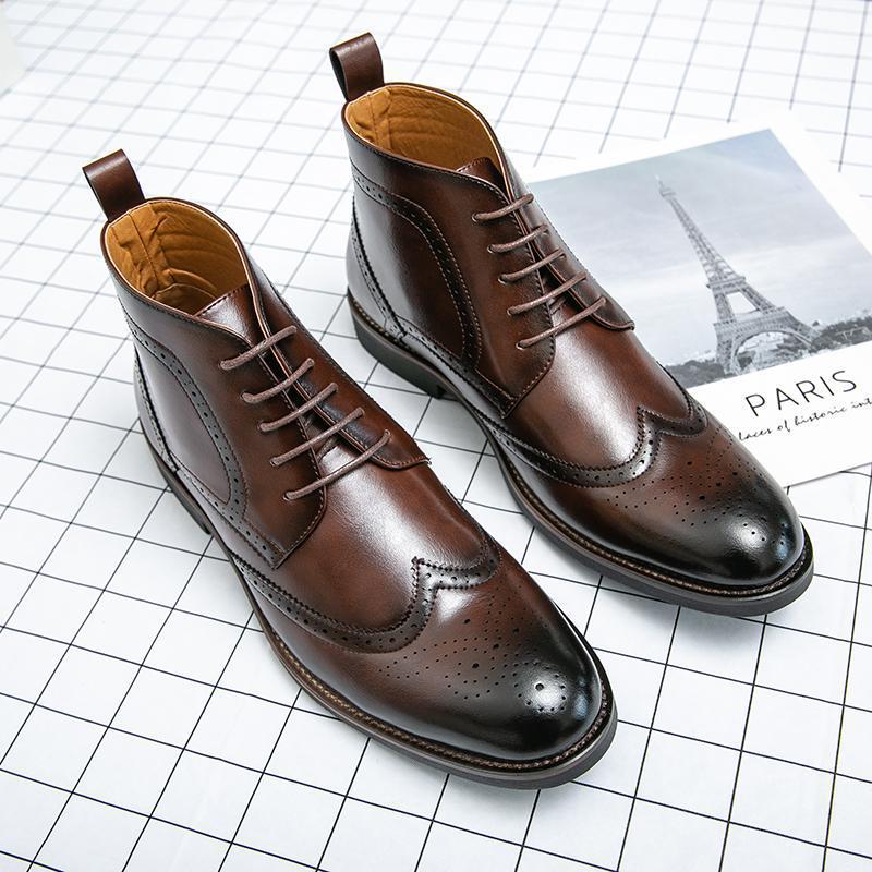 Men's winter boots with rubber sole in brown